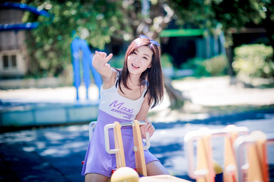 “听从先生调遣！”剩下的蜀将见越来越多的人跪下，盲从加上心中同样对庞统画出来的蓝图吸引，相继跪倒一片，到最后，只剩下刘璝孤零零的站在原地，看着满堂跪在地上的蜀将，面色阴晴不定，跪也不是，不跪也不是。